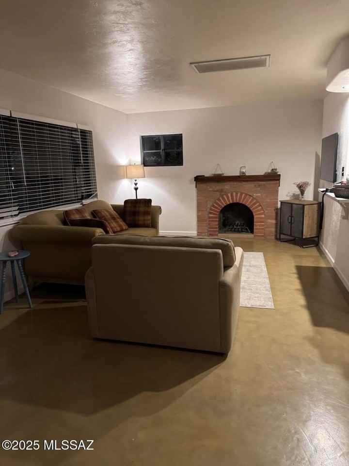 2001 E 10th St - Photo 2 of 7