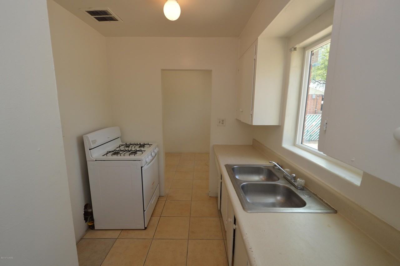 4633 E 19th St - Photo 4 of 9