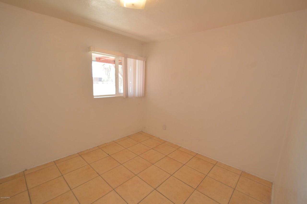 4633 E 19th St - Photo 5 of 9