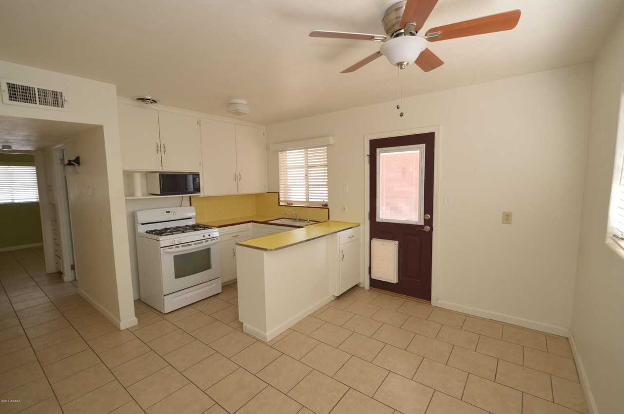 1024 E Water St - Photo 3 of 12