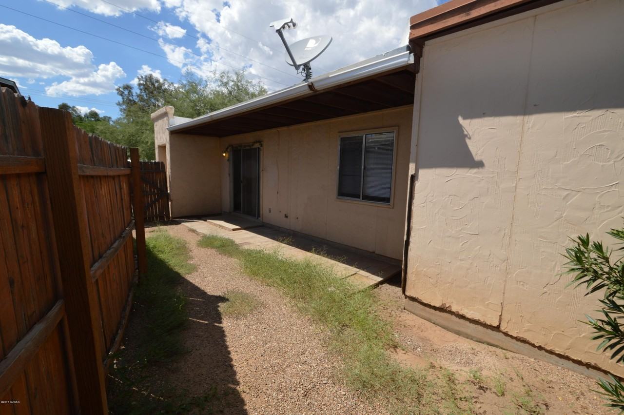 1614 N Columbus Blvd - Photo 2 of 10