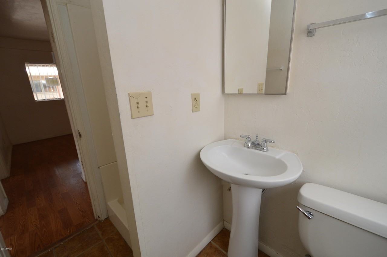 2610 N Dodge Blvd Apt 1 - Photo 6 of 10