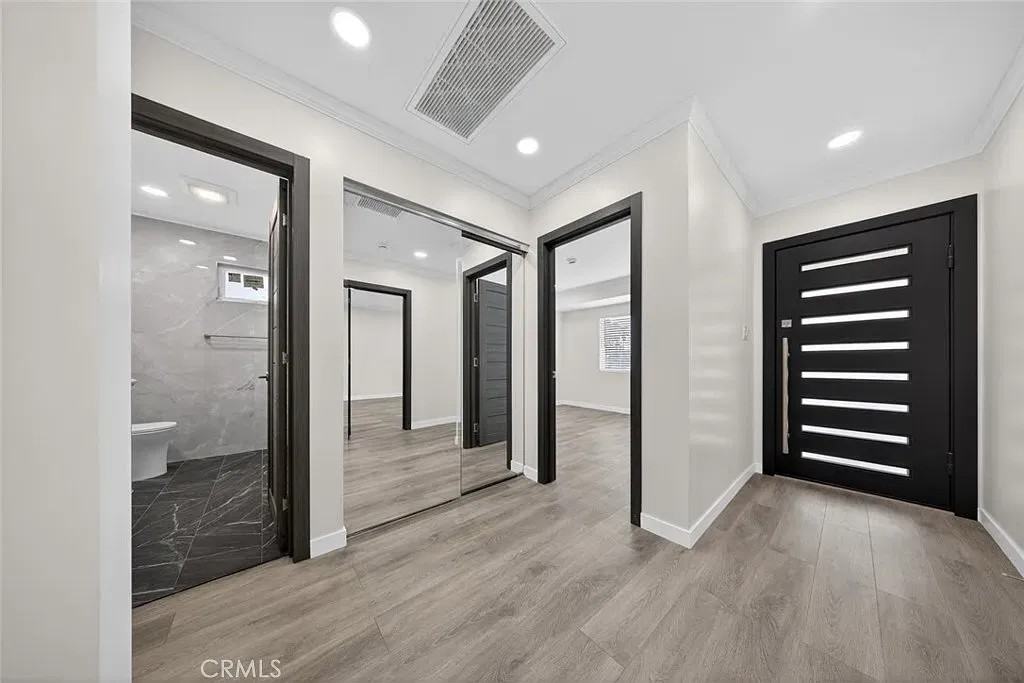 15753 Cohasset St - Photo 3 of 8