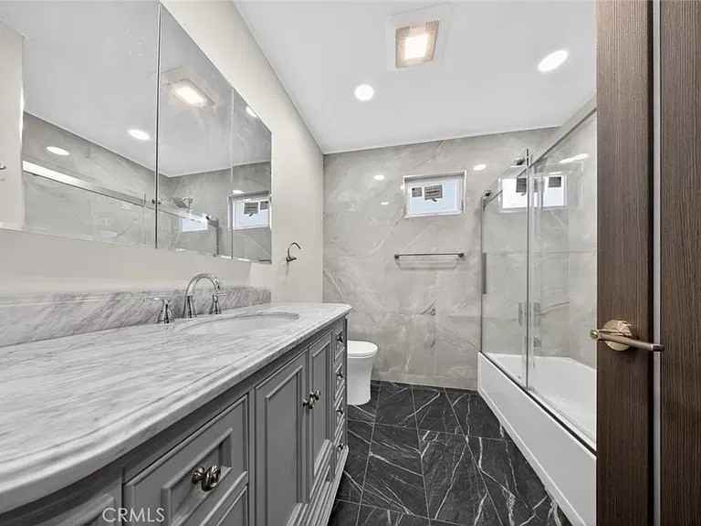 15753 Cohasset St - Photo 4 of 8