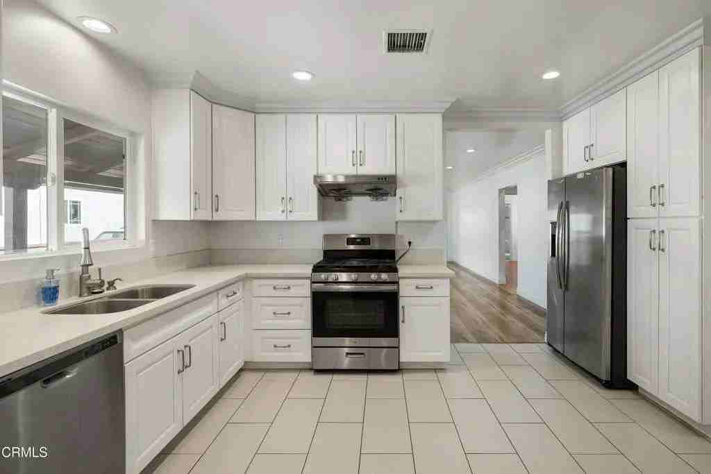 1211 S Pine St - Photo 4 of 8