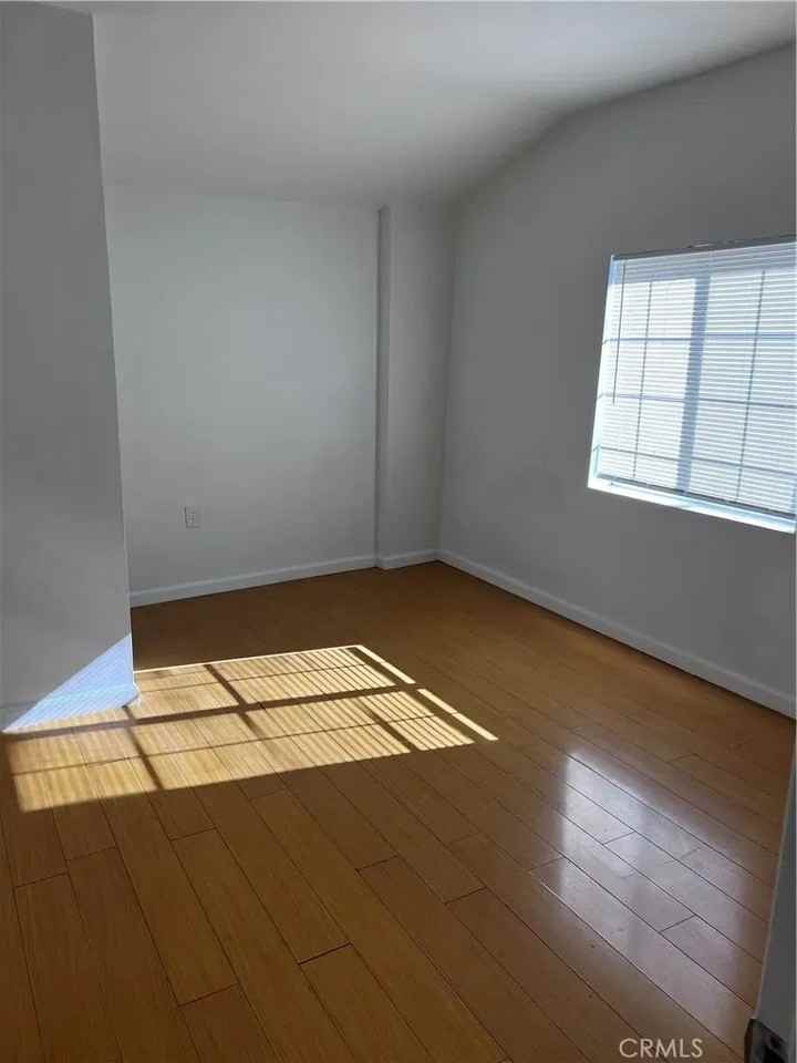 10641 Russett Ave - Photo 3 of 8