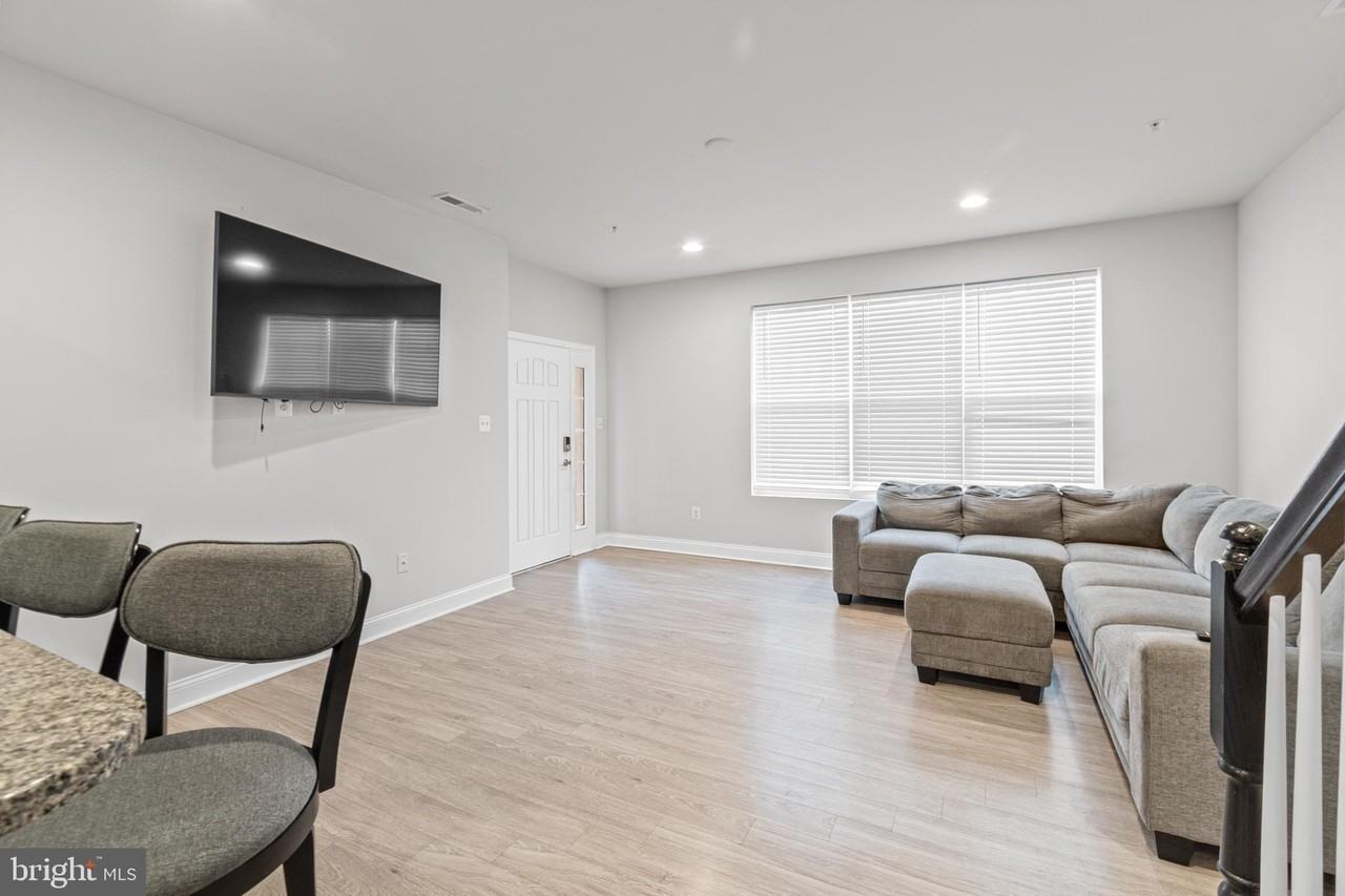 7537 Crowley St Unit B - Photo 7 of 48