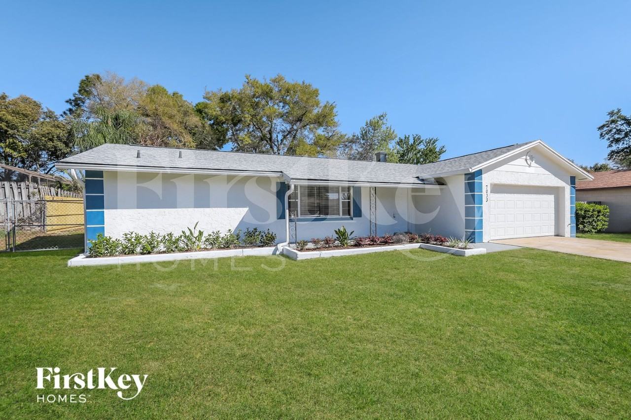 7033 Crestlake Dr - Photo 2 of 15