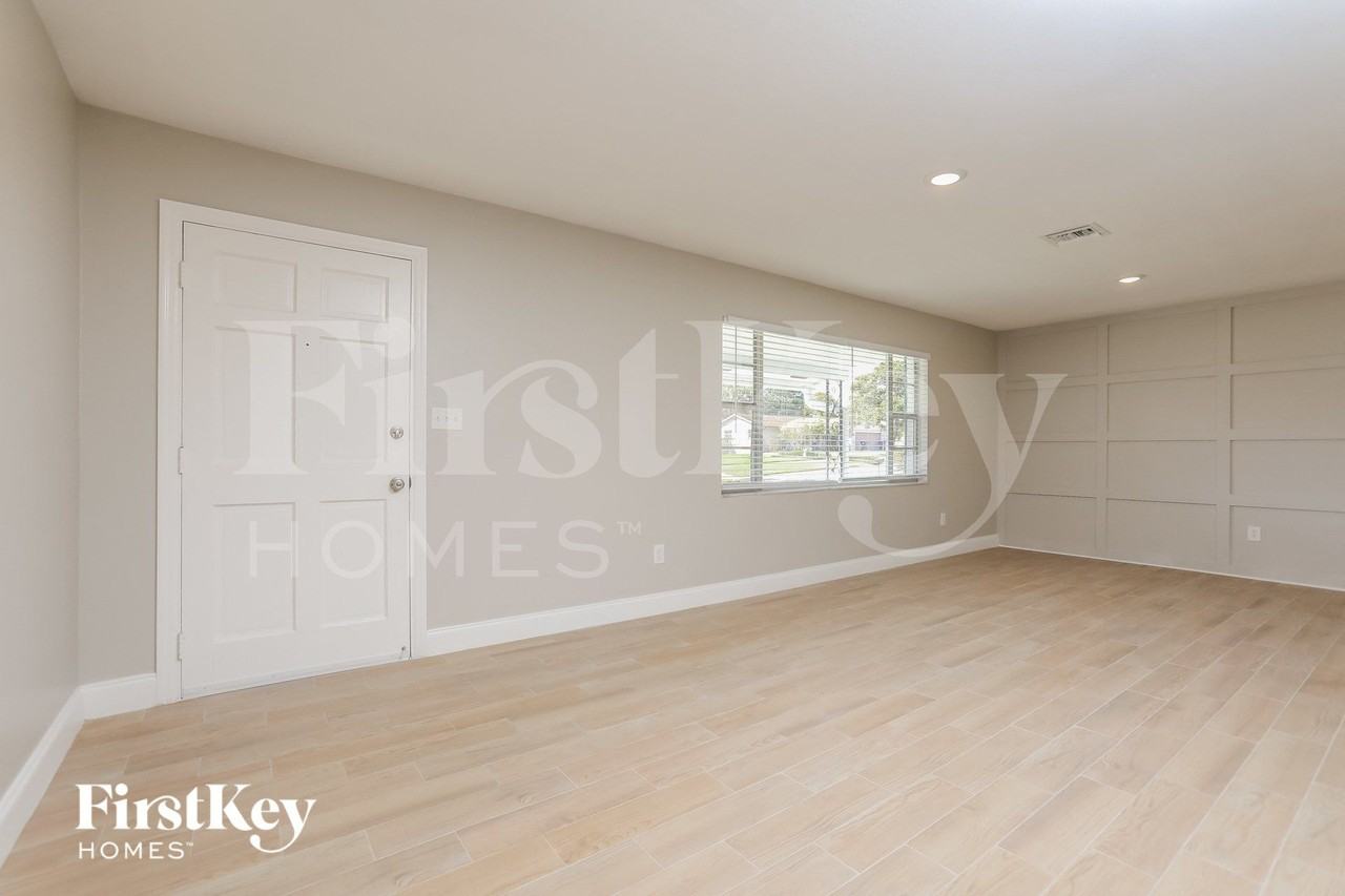 7033 Crestlake Dr - Photo 3 of 15