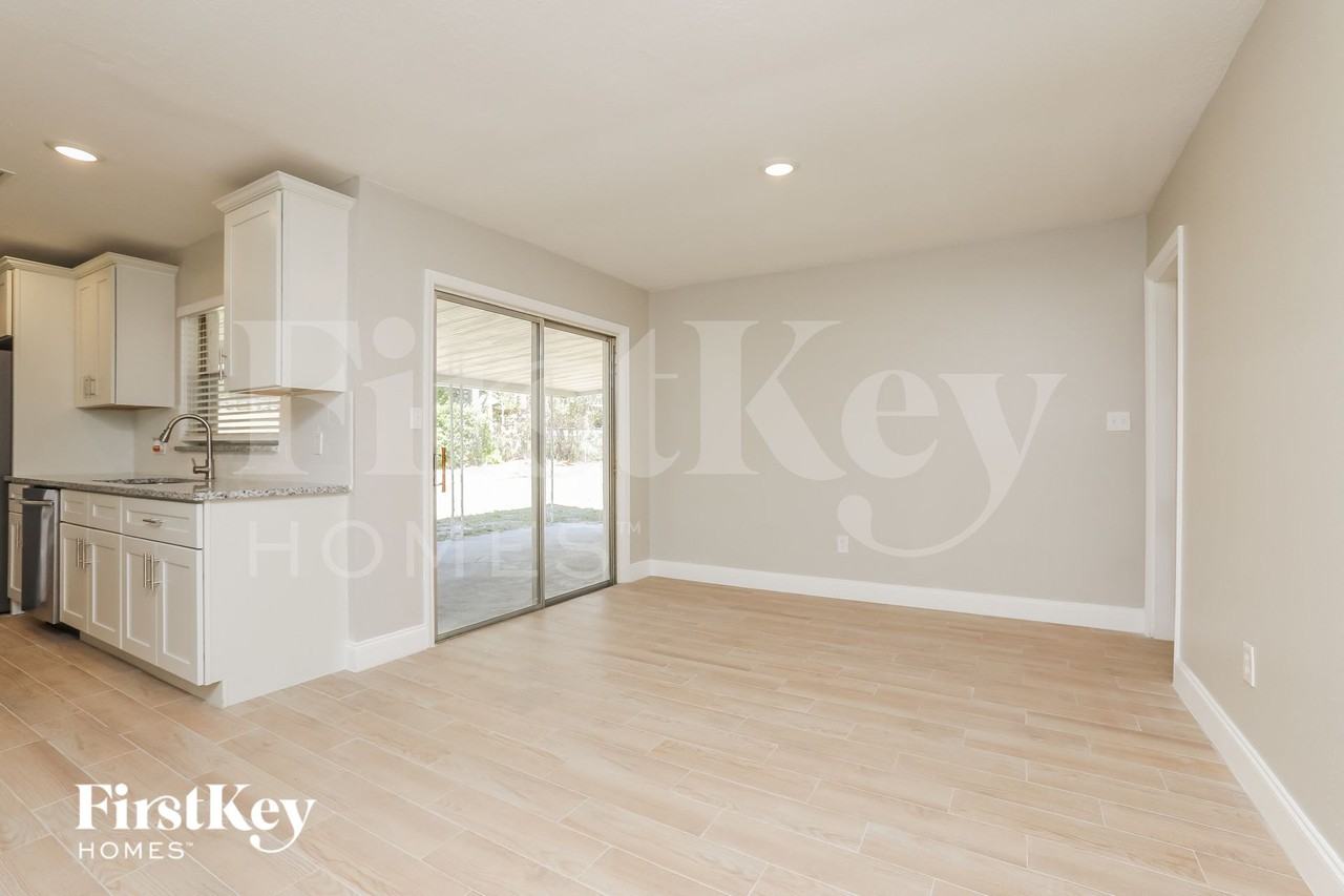 7033 Crestlake Dr - Photo 4 of 15