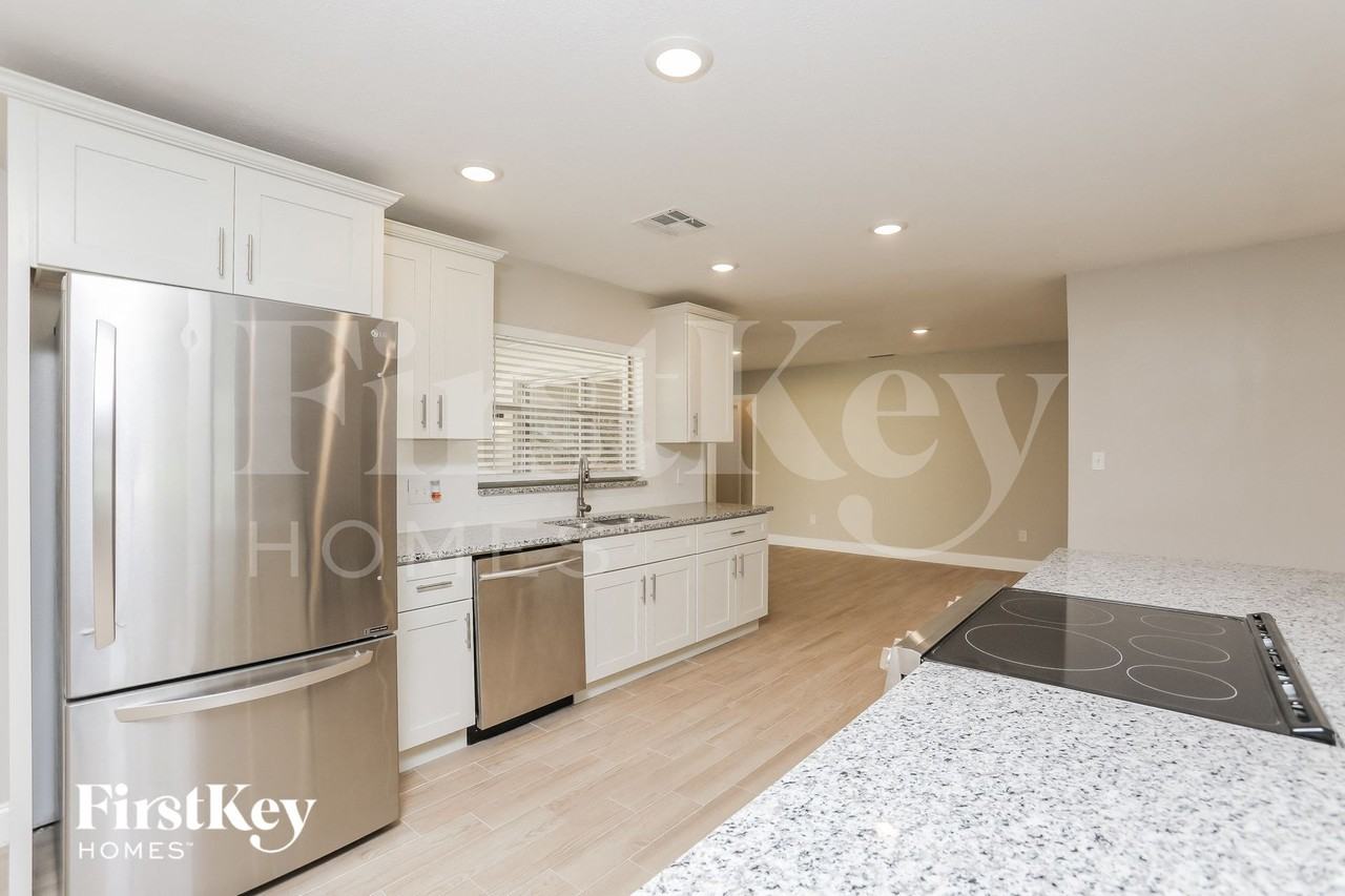 7033 Crestlake Dr - Photo 5 of 15