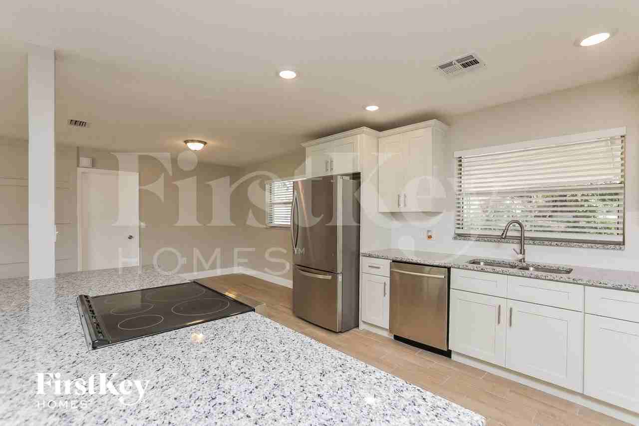 7033 Crestlake Dr - Photo 6 of 15