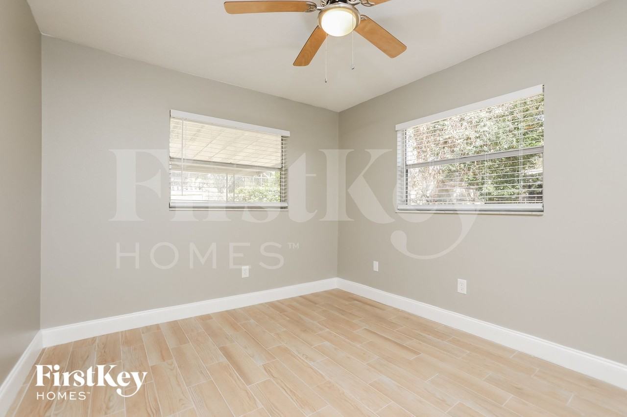 7033 Crestlake Dr - Photo 7 of 15