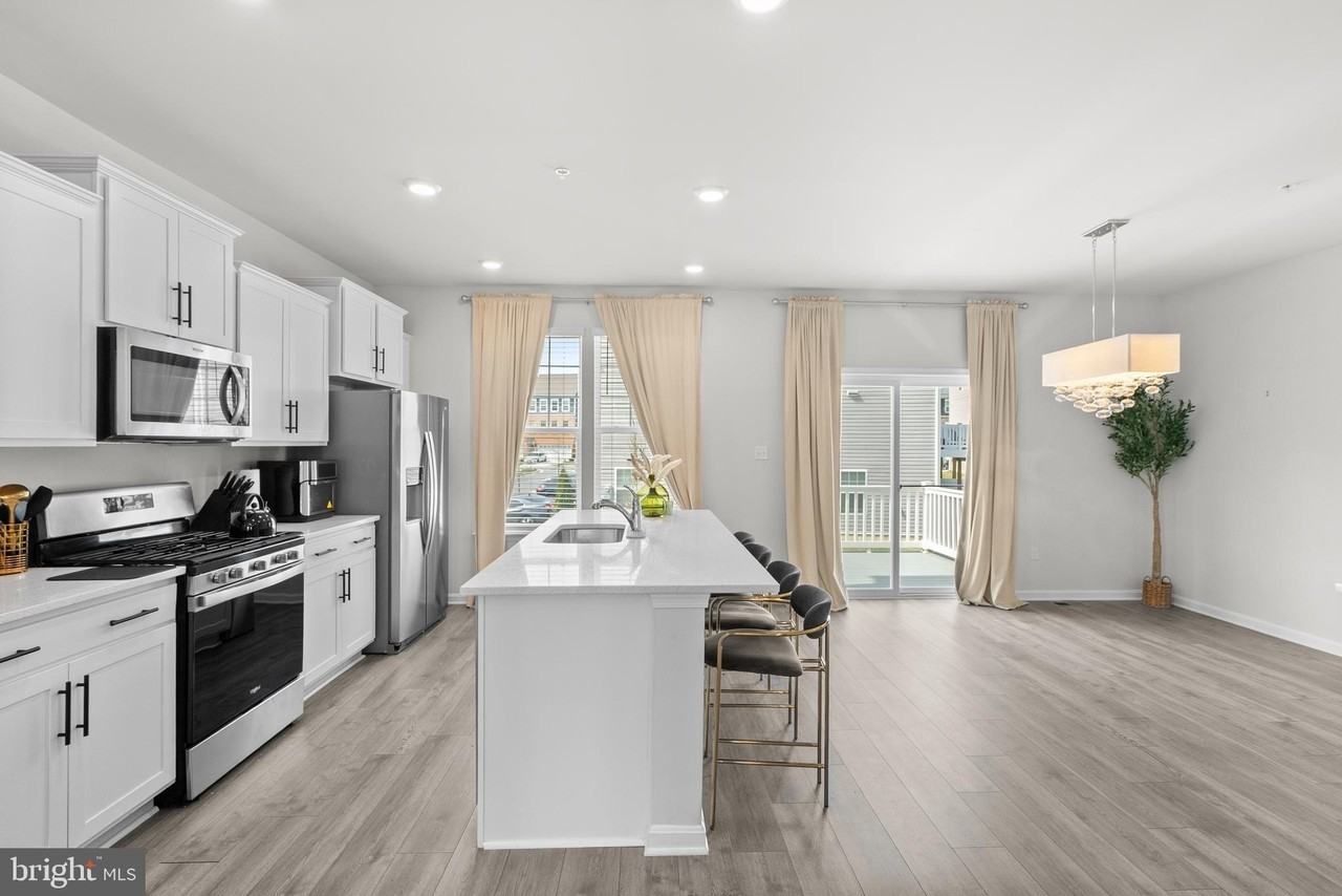 9715 Summerton Dr - Photo 7 of 50