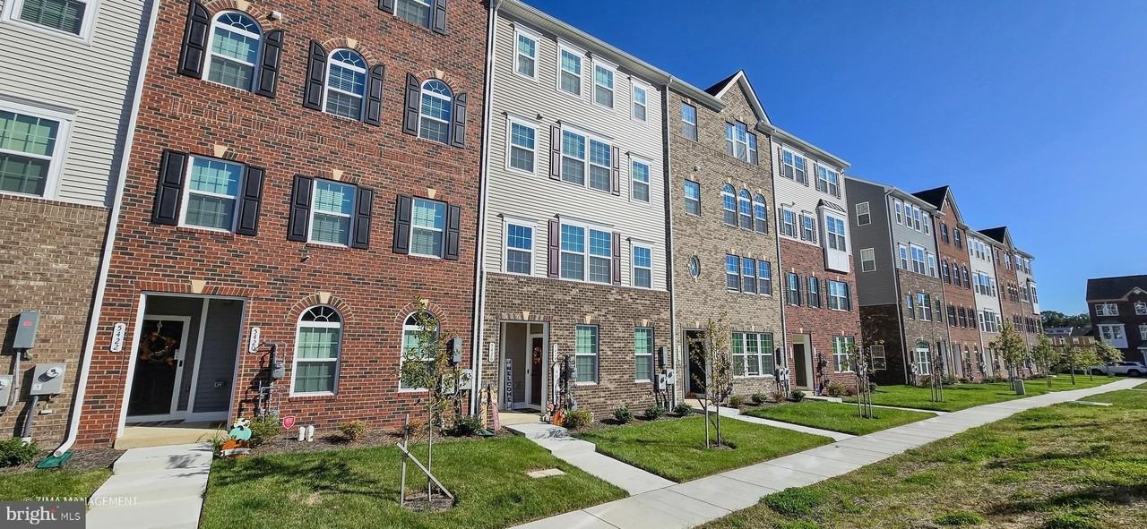 5426 Greenpoint Ln - Photo 2 of 50