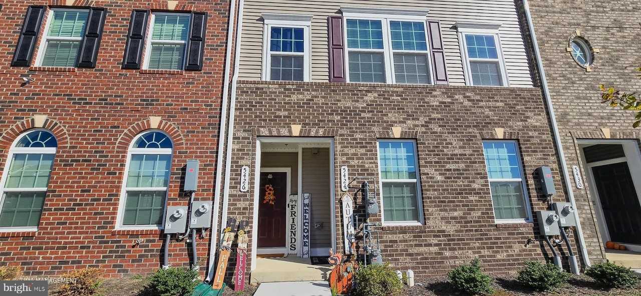 5426 Greenpoint Ln - Photo 4 of 50