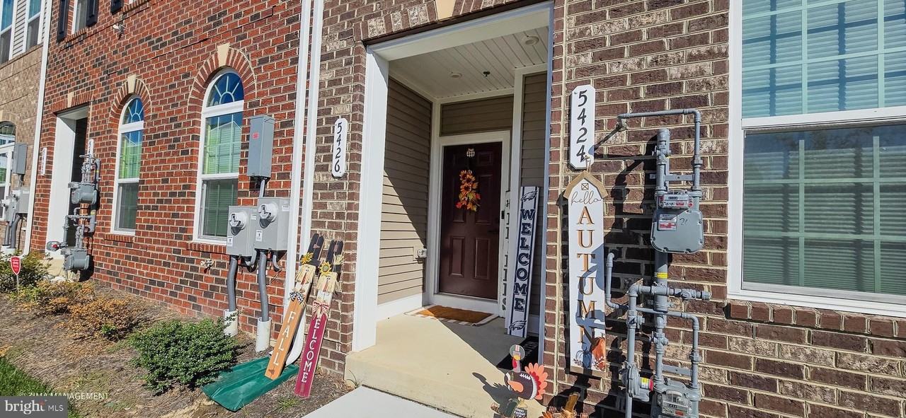 5426 Greenpoint Ln - Photo 5 of 50