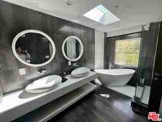 3943 Fredonia Dr - Photo 5 of 8