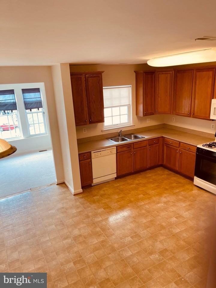 16802 Sweeney Ln - Photo 3 of 26