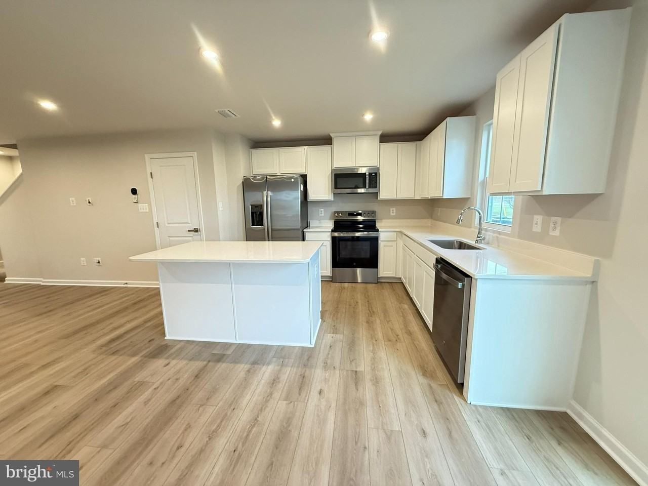 647 Laurelwood Cir - Photo 3 of 18