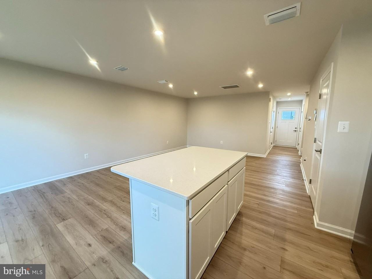 647 Laurelwood Cir - Photo 5 of 18