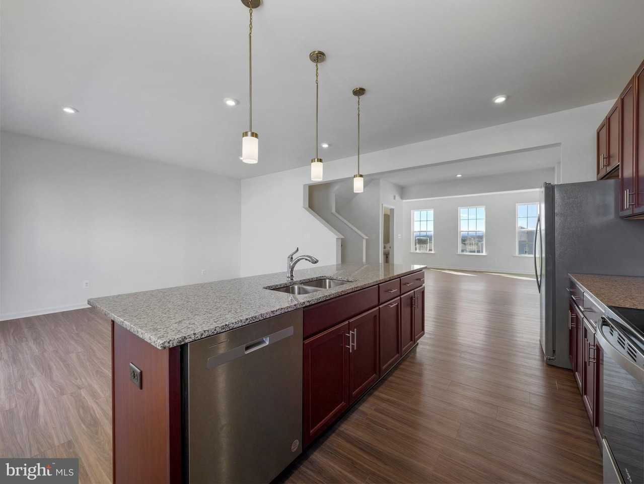 67 Stafford Pl - Photo 7 of 42