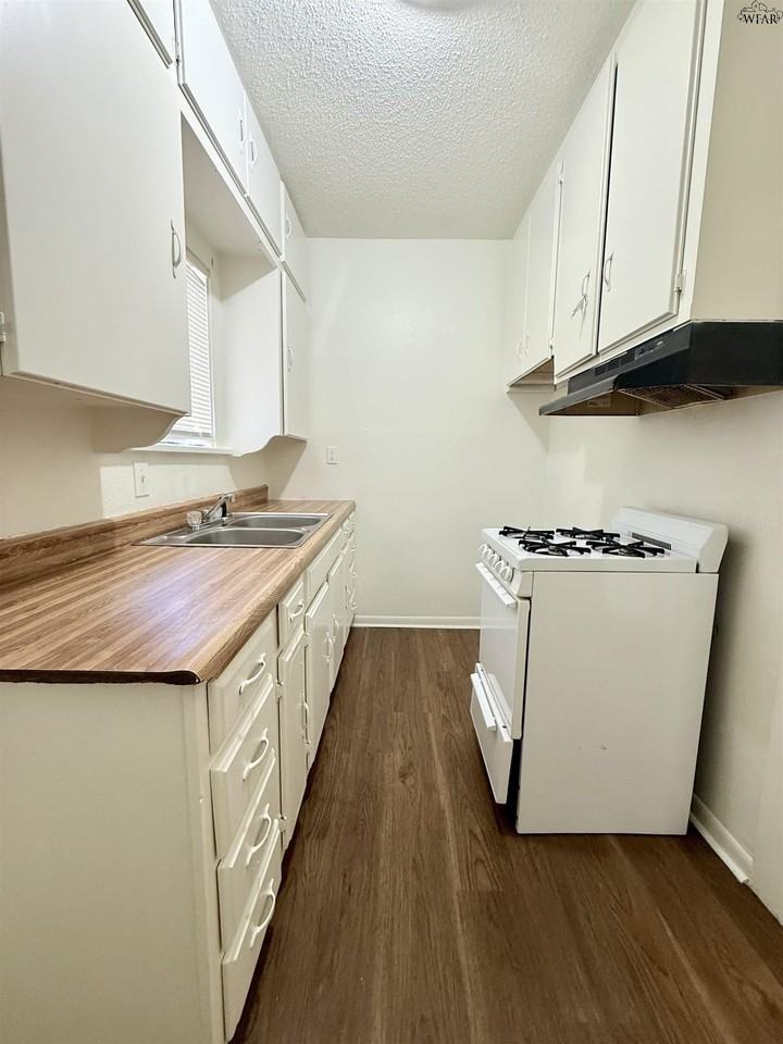 611 Sunset Dr #1-2 - Photo 2 of 7