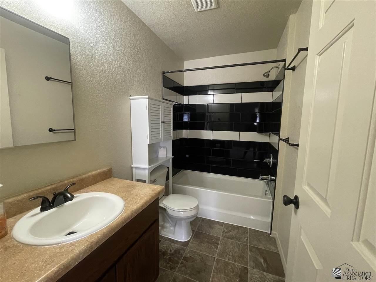 9027 E 31st Ln - Photo 3 of 17