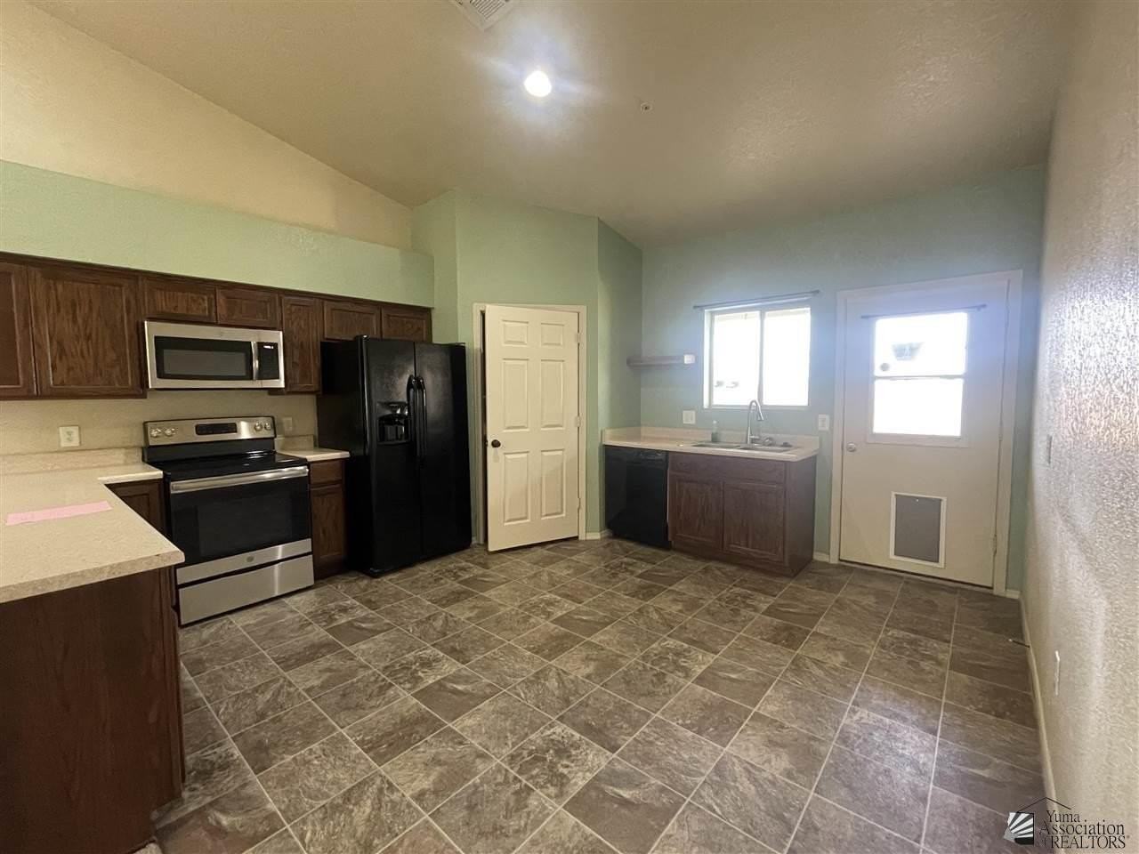 9027 E 31st Ln - Photo 7 of 17