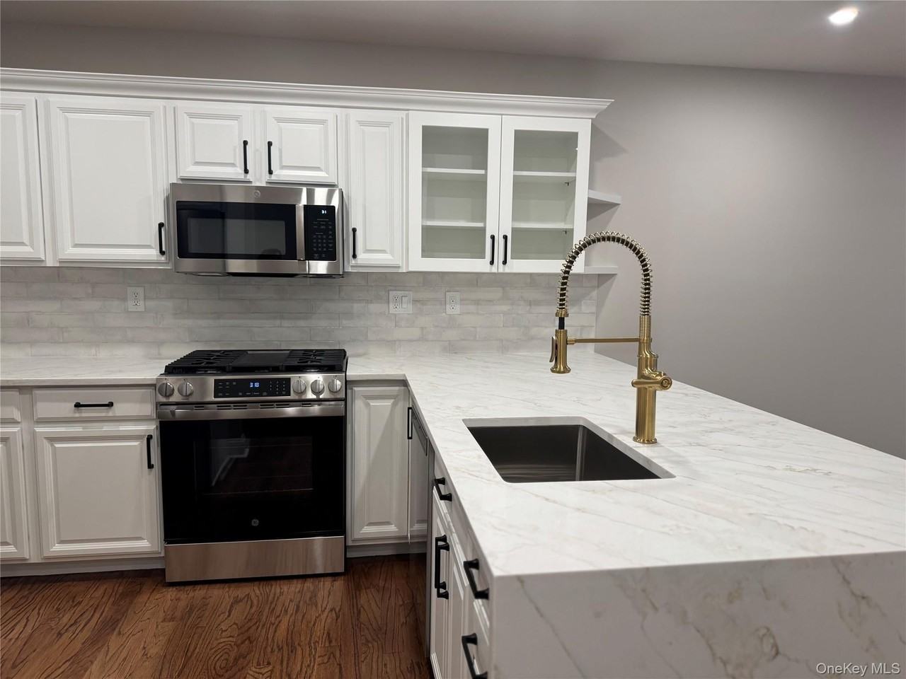 3111 Leeward Dr - Photo 3 of 12