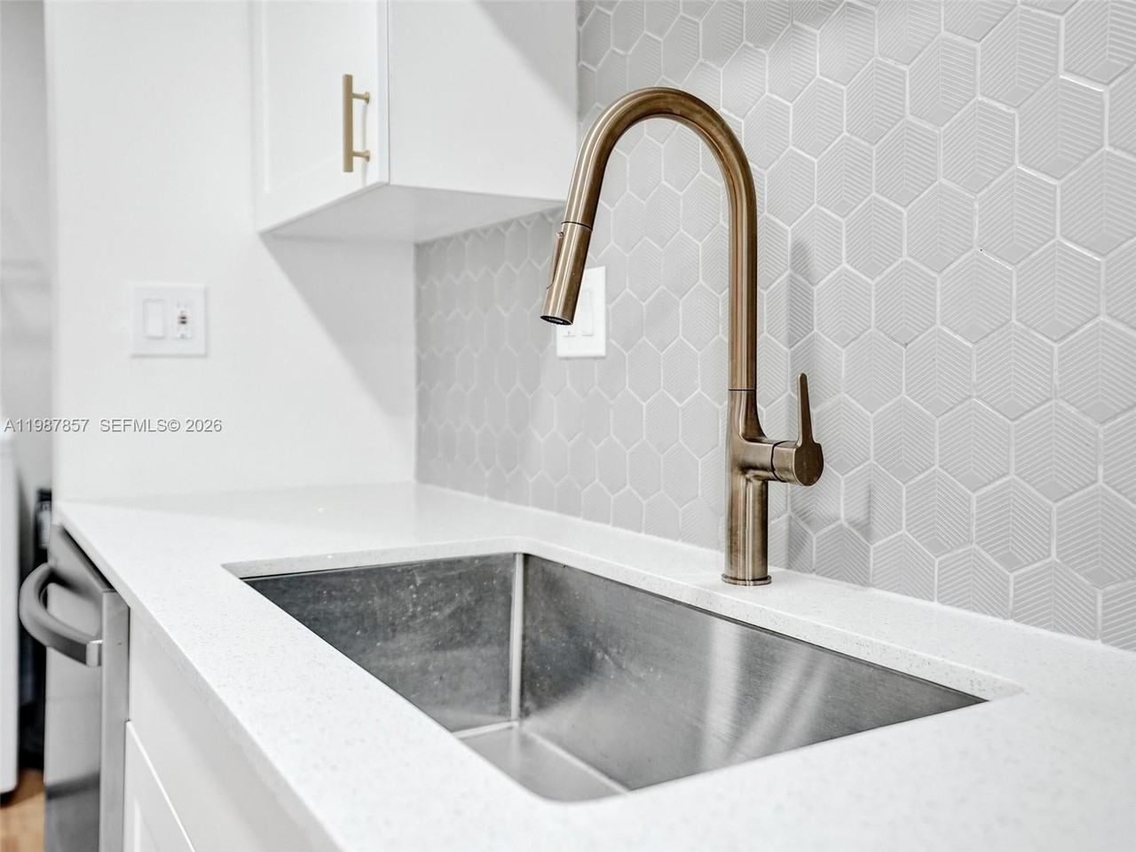 932 Mandarin Isle - Photo 3 of 42