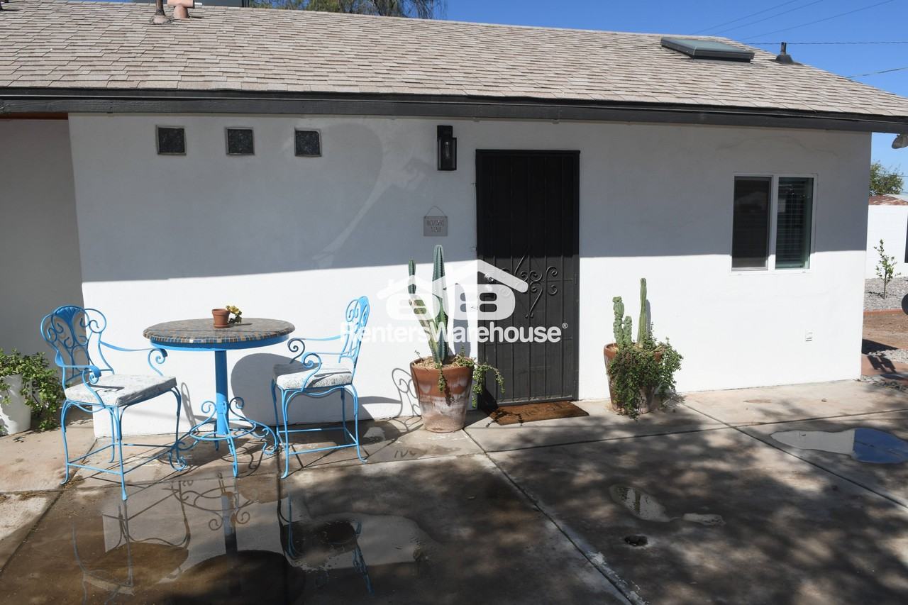 222 E Southgate Ave - Photo 5 of 10