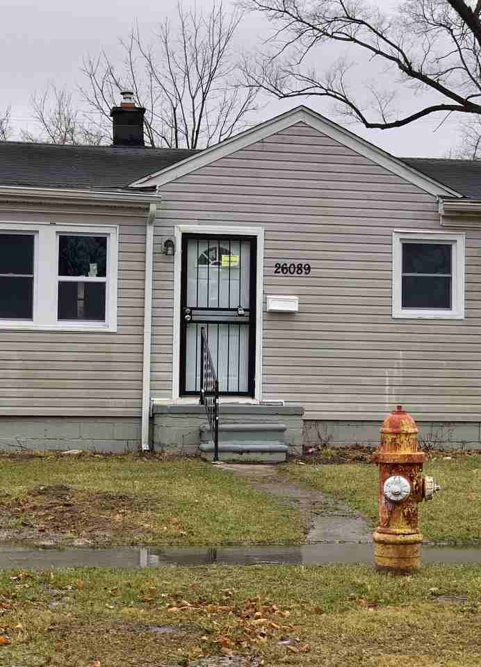 26089 Lehigh St - Photo 2 of 7