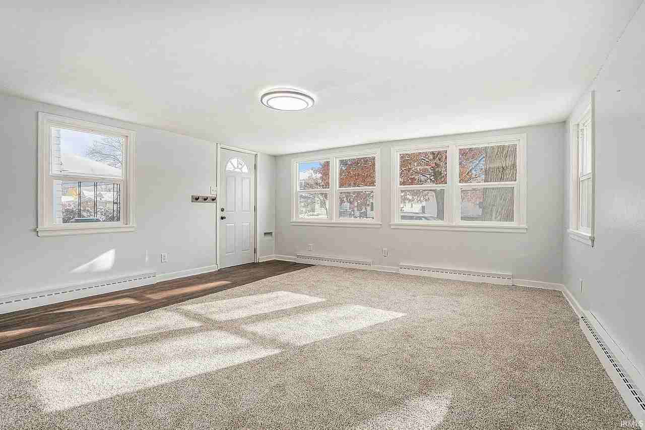 1339 E Bowman St - Photo 2 of 16