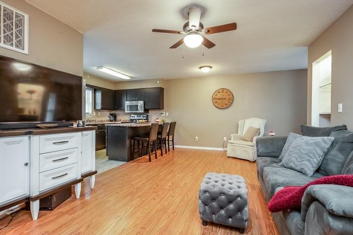 340 Hillcrest Dr - Photo 2 of 14