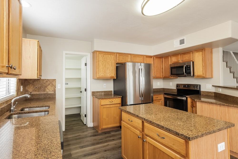 10438 W Georgia Ave - Photo 7 of 17