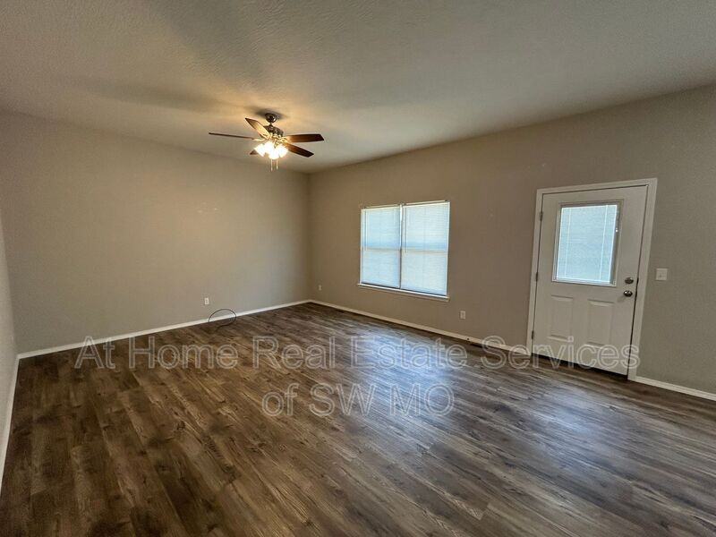 211 E Rosalie St - Photo 2 of 11