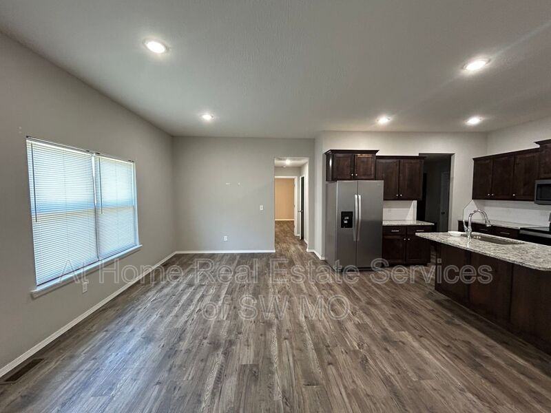 211 E Rosalie St - Photo 3 of 11