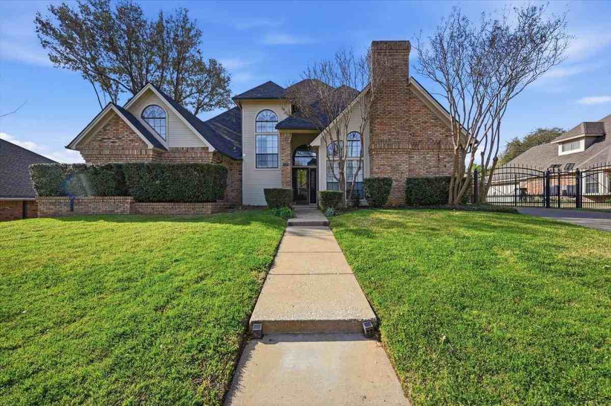 3407 Bowden Hill Ln N - Photo 2 of 10