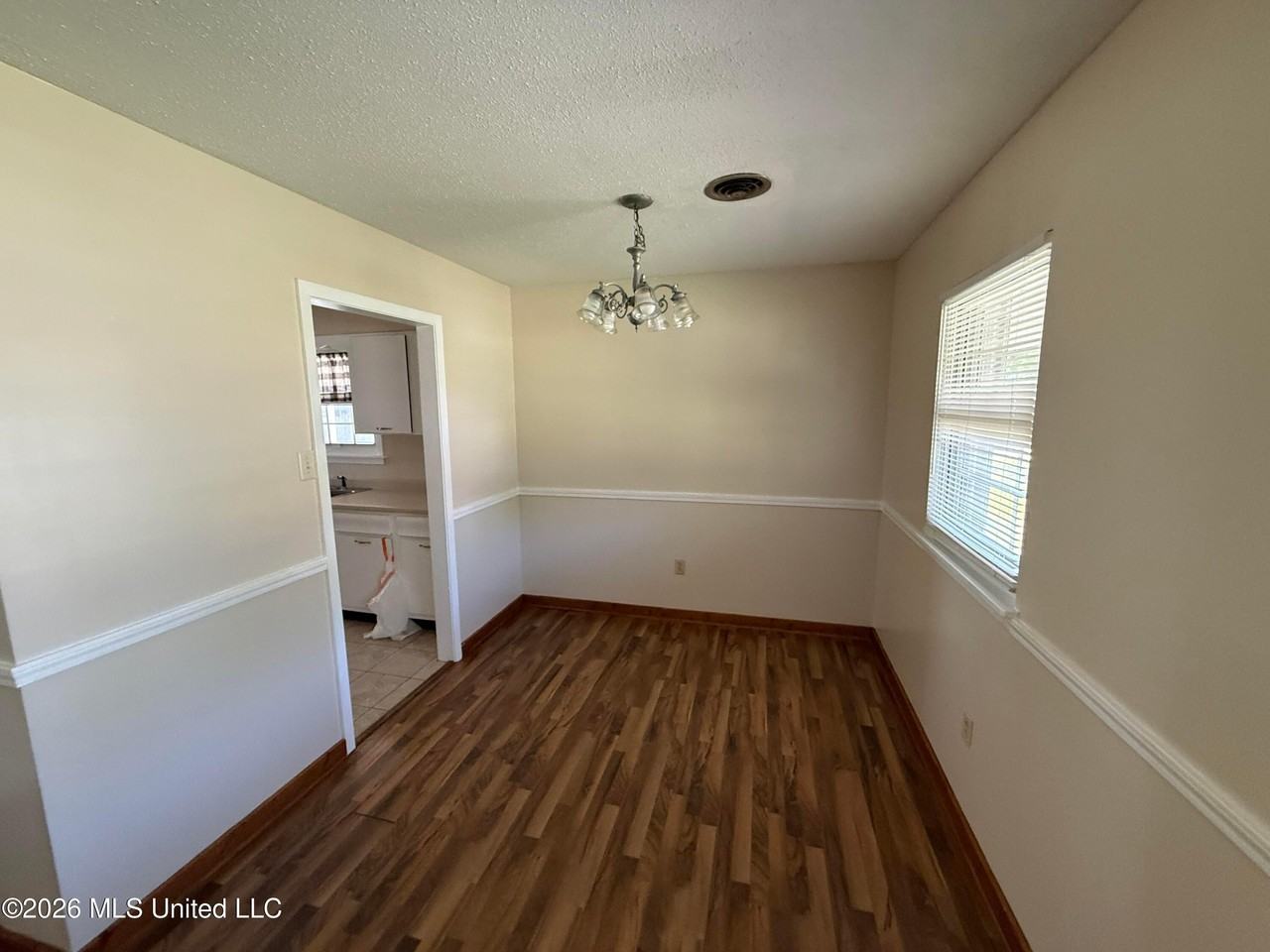 405 Mcguire Cir - Photo 4 of 19