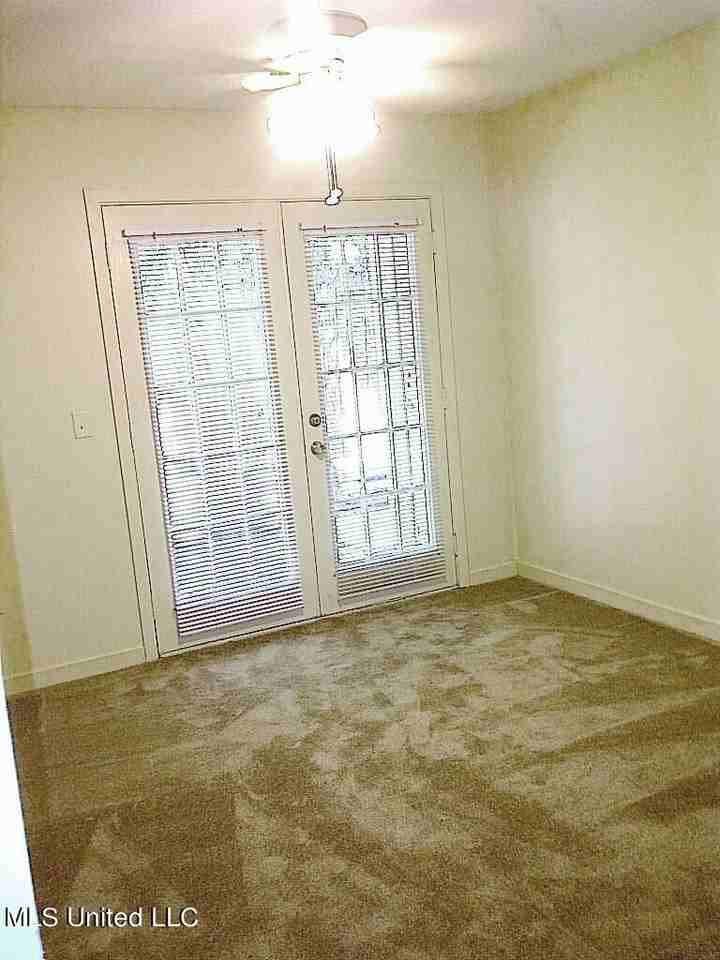 836 Riverview Dr - Photo 2 of 12