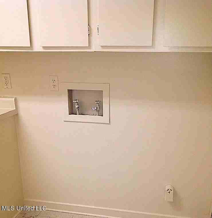 836 Riverview Dr - Photo 4 of 12