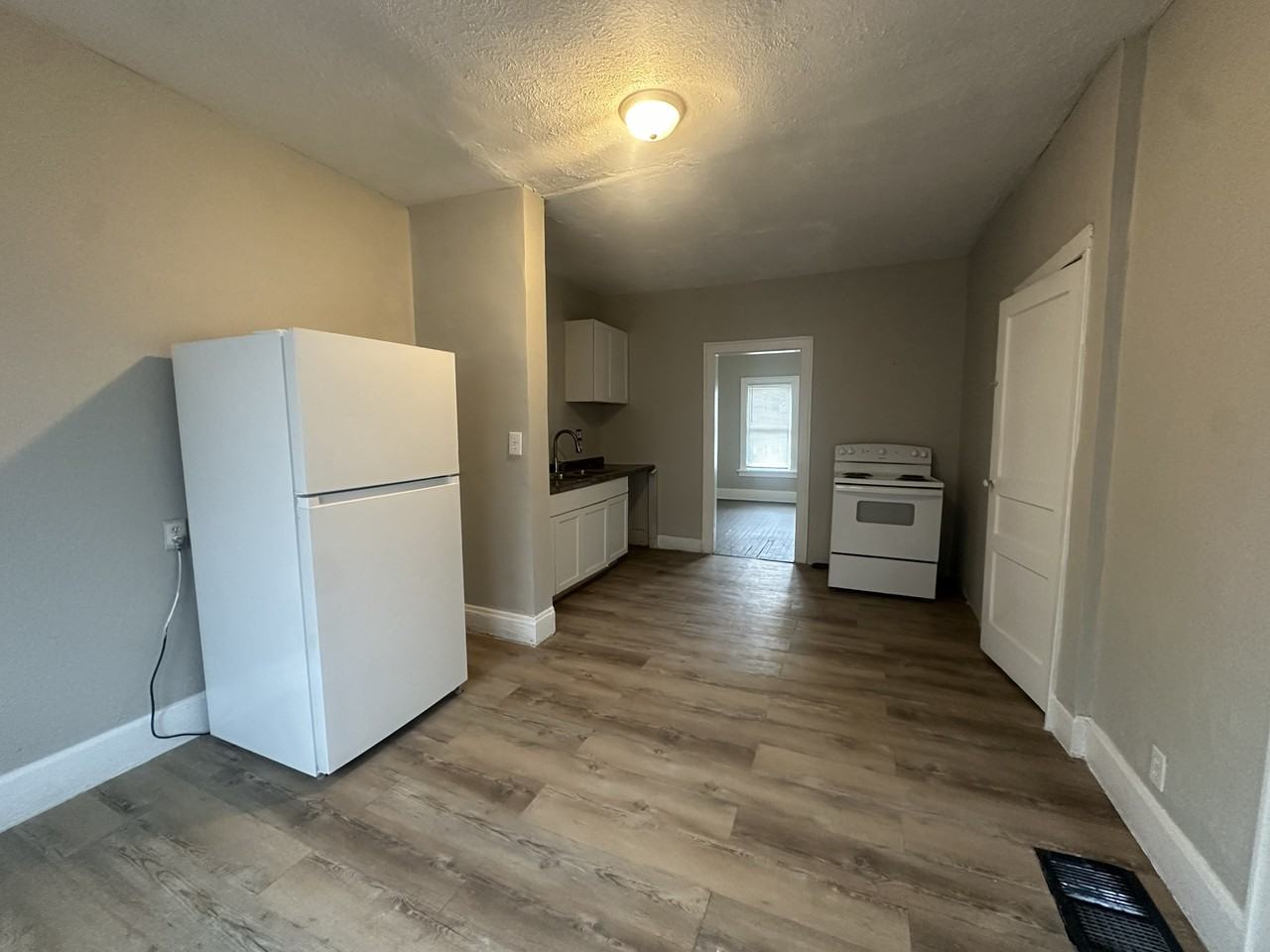 2676 Sullivant Ave - Photo 6 of 9