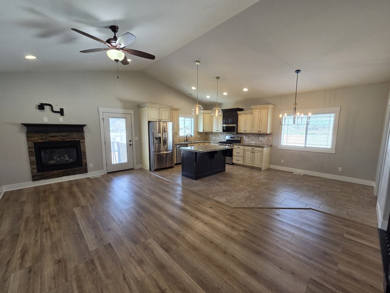 3700 Potomac Way - Photo 5 of 34