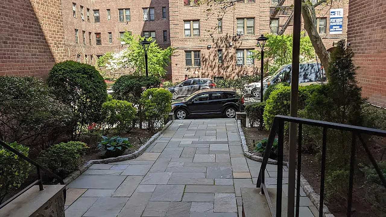 2105 Wallace Ave - Photo 6 of 12