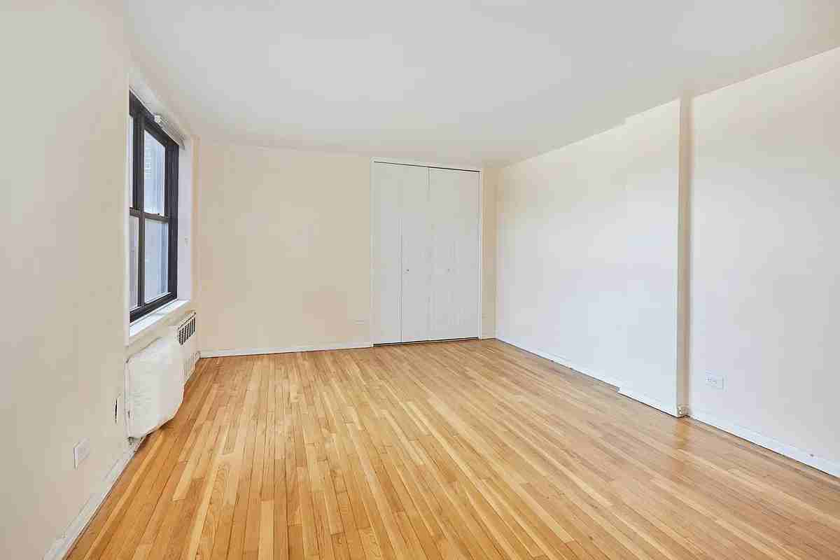 1270 E 51st St - Photo 3 of 9