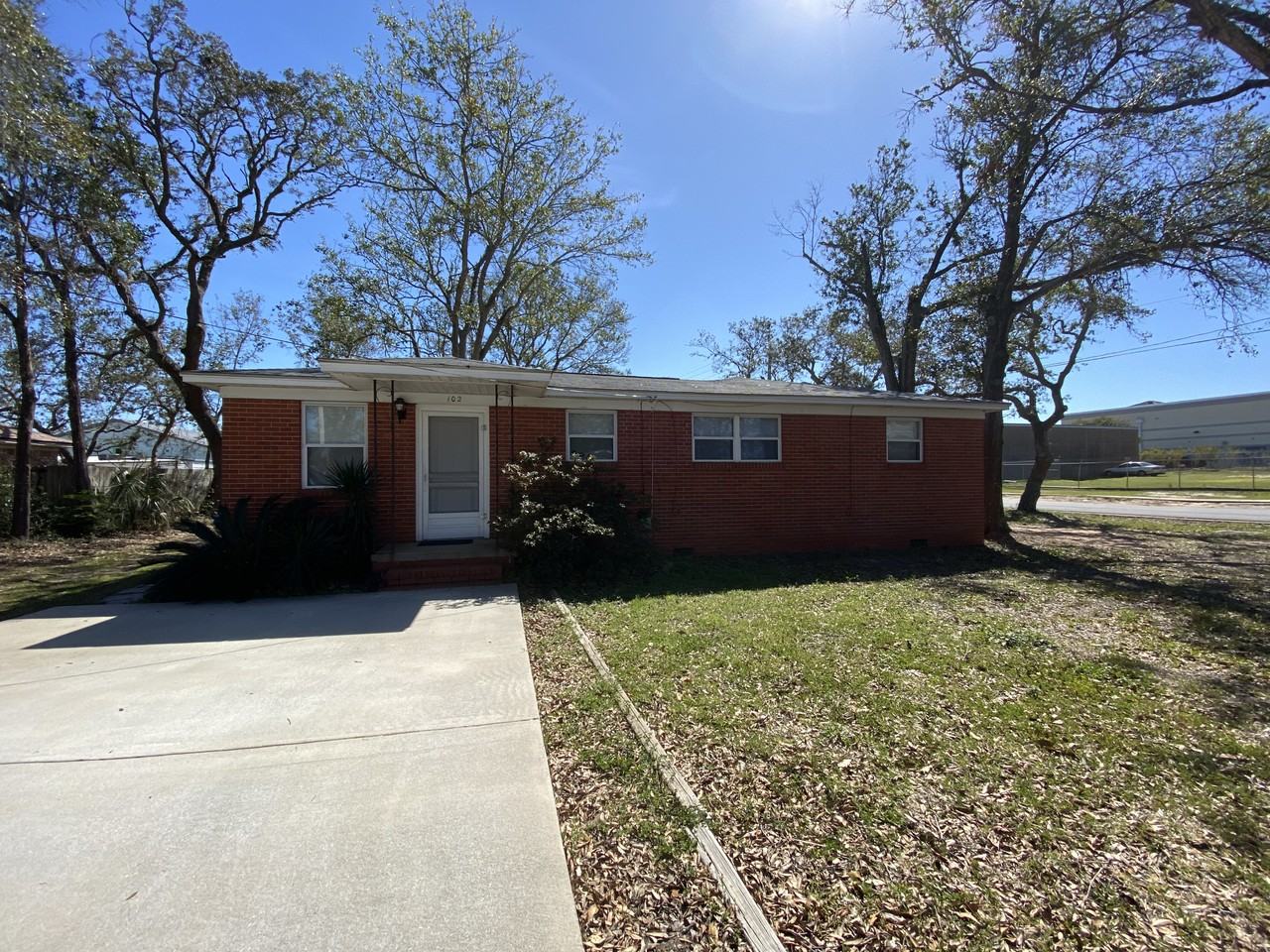 102 Roberts Ave - Photo 2 of 8