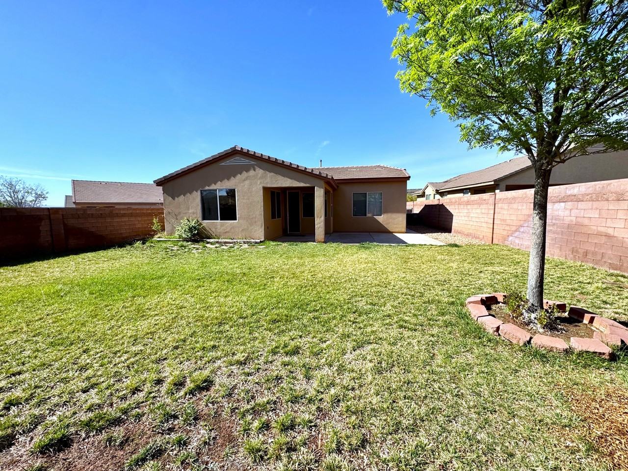 2106 N Red Canyon Cir - Photo 2 of 12
