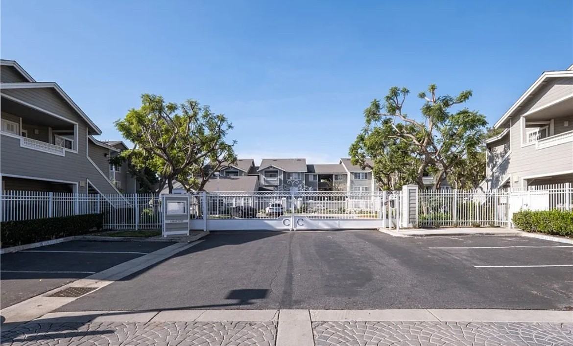 1804 Rock Spring Dr - Photo 3 of 7