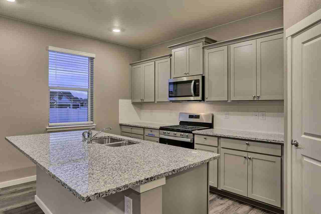 4516 Kingswood Dr - Photo 4 of 40